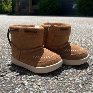 Baby UGG boots- Size 2/3 Baby (Tan color)